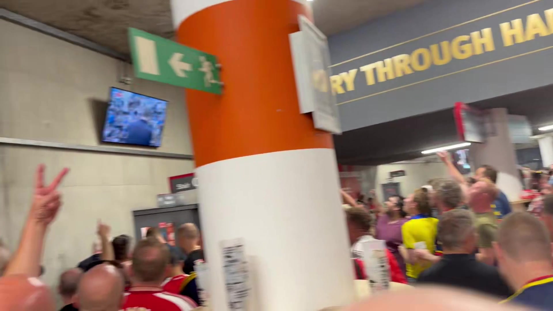 枪手狂欢！阿森纳旧将奈尔斯读秒绝平曼联 酋长球场内狂欢庆祝